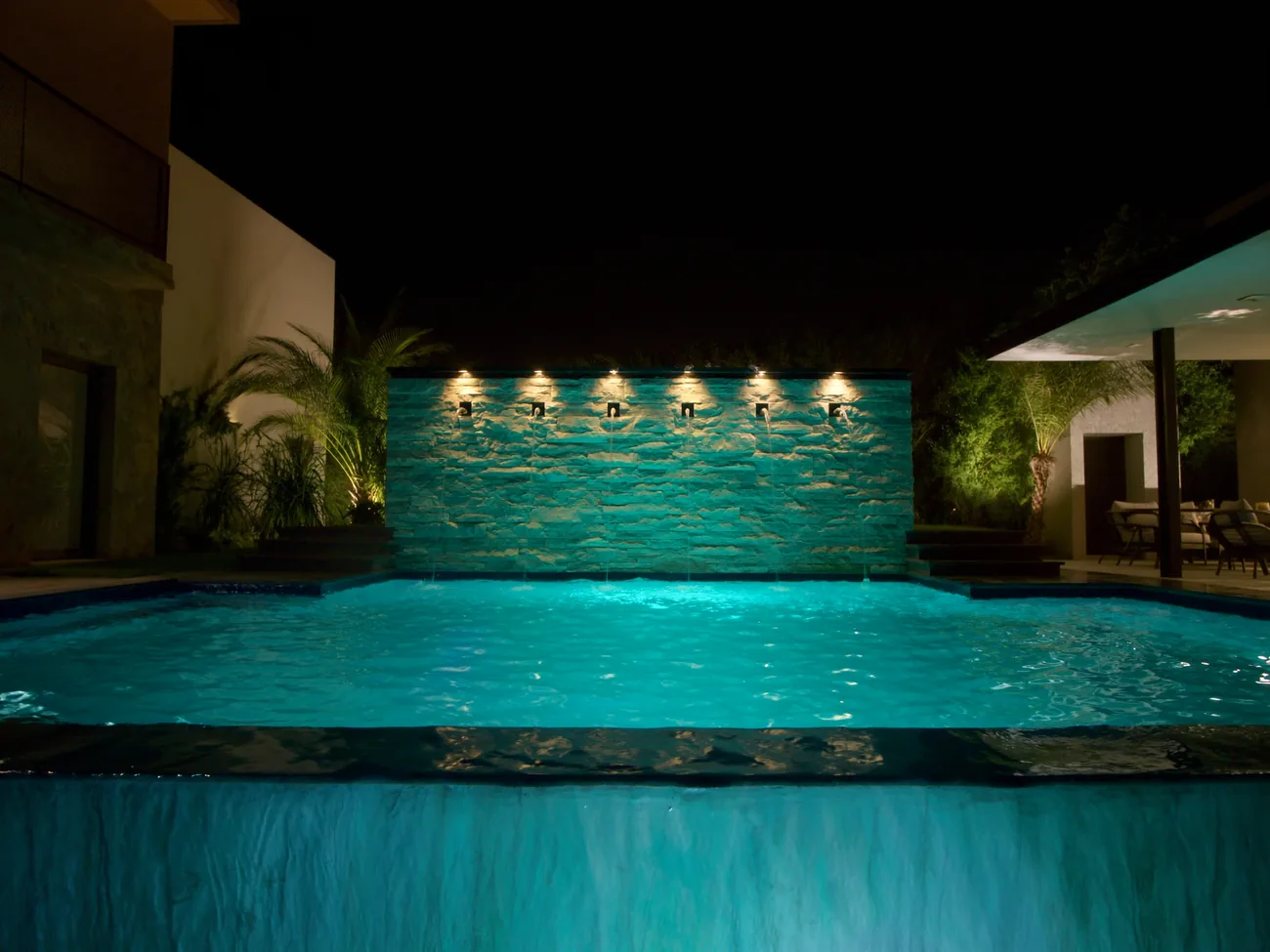 Alberca de concreto con cascada e iluminación LED de noche en Tampico — AQUATAM